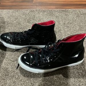 Converse patent leather like new